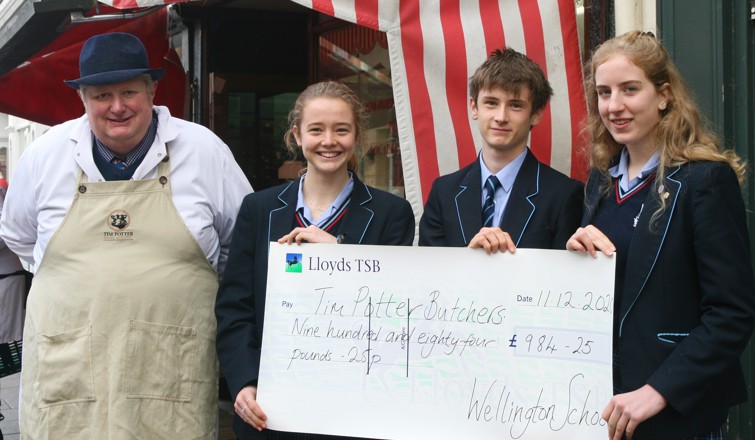 Wellington%20School%20Year%2011%20students%20present%20Tim%20Potter%20with%20almost%20%C2%A31000%20for%20his%20food%20box%20donations