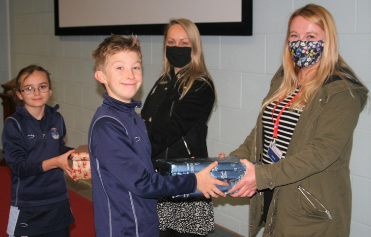 School%20Captains%20Isabelle%20and%20Sam%20presenting%20boxes