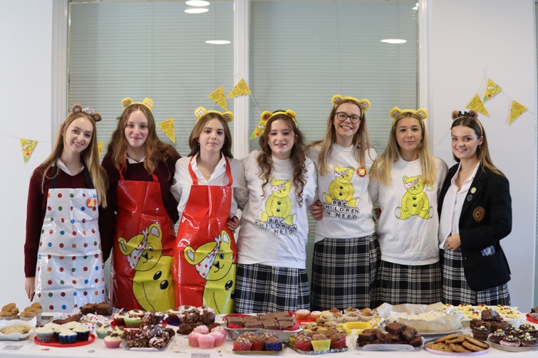 IMG_4586%20-%20Oakham%20School%20-%20Pupils%20during%20a%20Children%20In%20Need%20Bake%20Sale