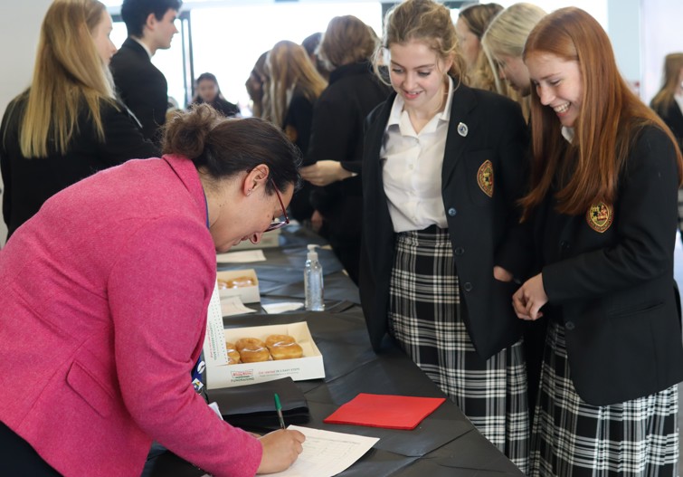 IMG_6359%20-%20Oakham%20School%20-%20Pupils%20purchasing%20the%20doughnuts