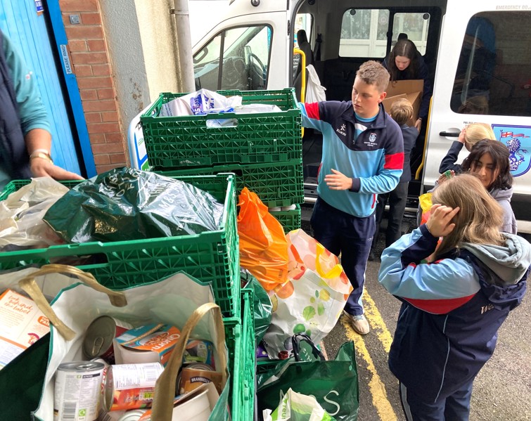 Students%20taking%20harvest%20boxes%20to%20Taunton%20Foodbank